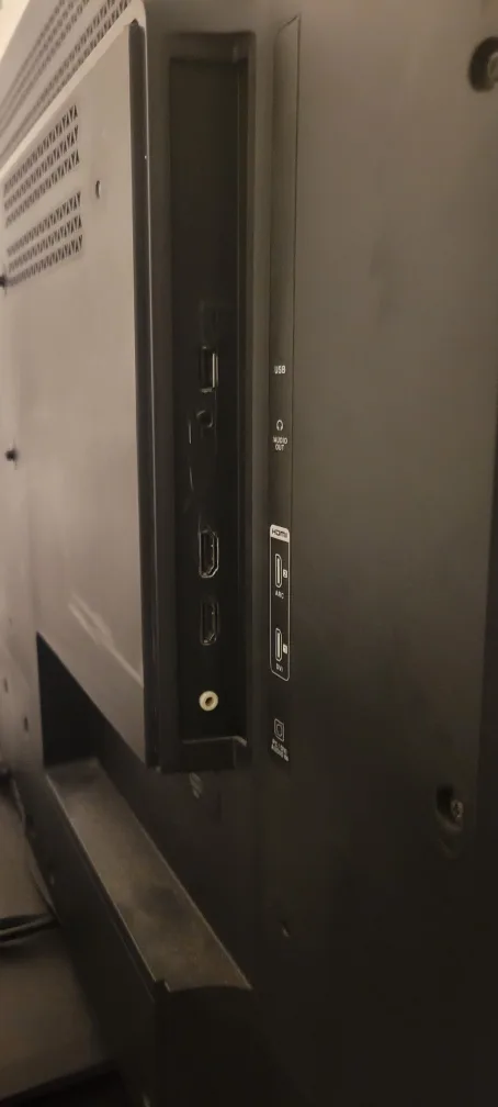 Insignia 39 inch LED TV - Compatible Amazon fire/ Roku TV stick image indicator(4)