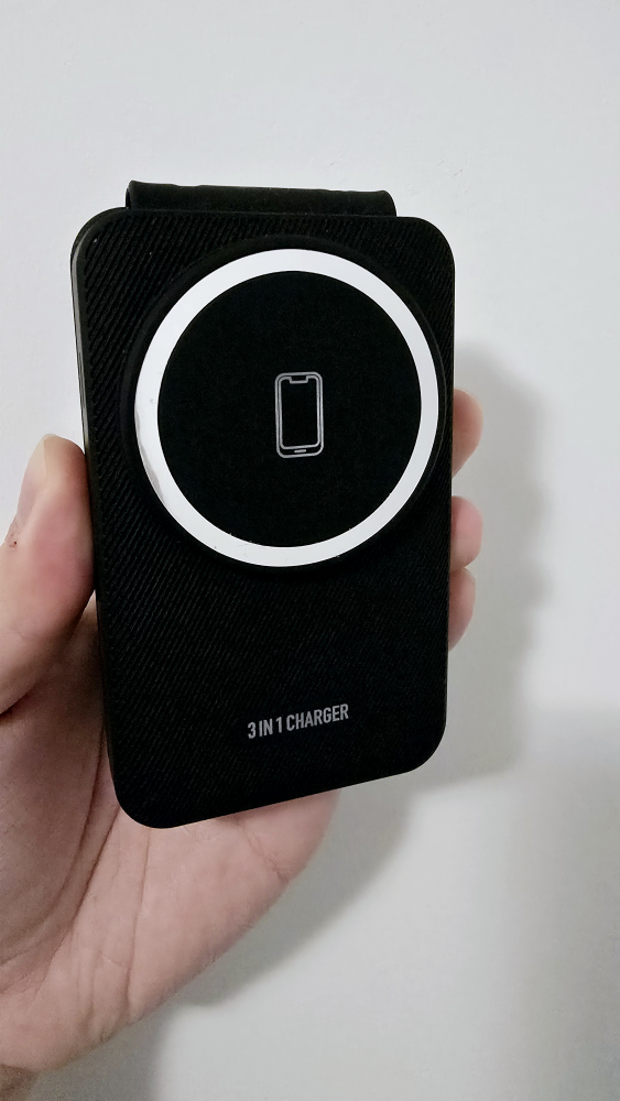 3-in-1 Wireless Foldable Charger - photo 3