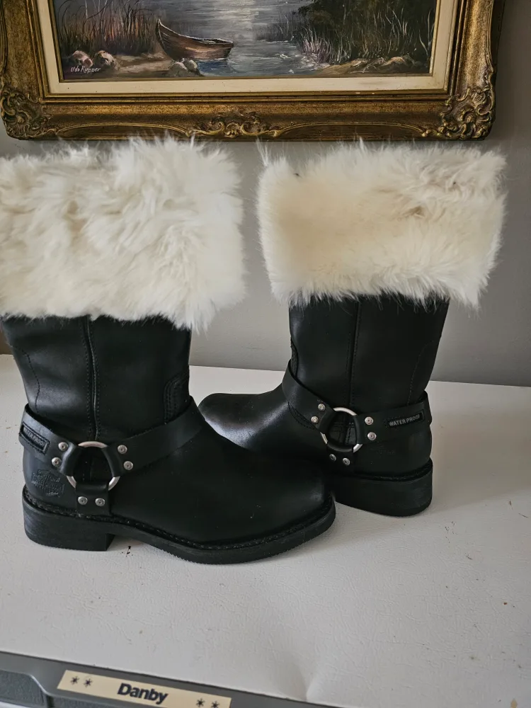 Harley-Davidson Women's Black Leather Boots with Faux Fur Cuffs image indicator(2)