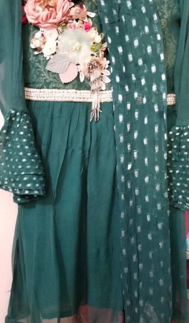 Girls' Emerald Green Shalwar Kameez with Floral Detailing image indicator(10)