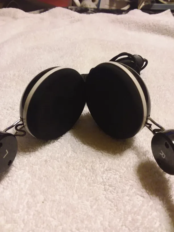 ➡️ Black Headphones with 3.5mm Jack  🎧 image indicator(2)