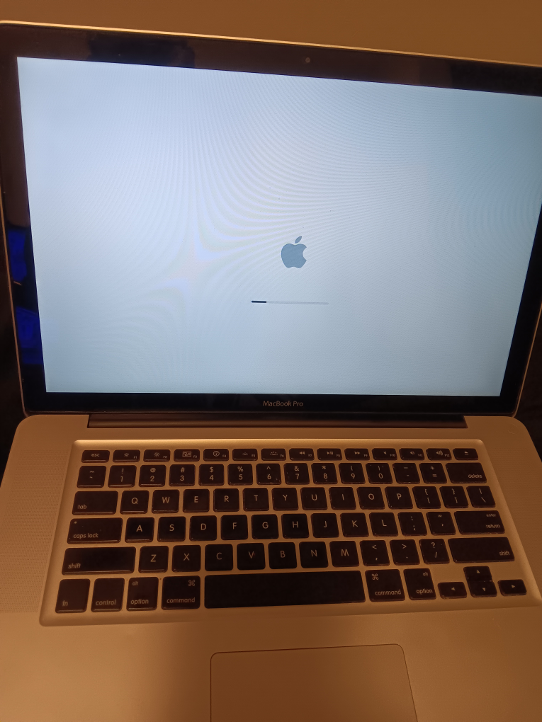 Apple MacBook Pro Laptop - photo 3