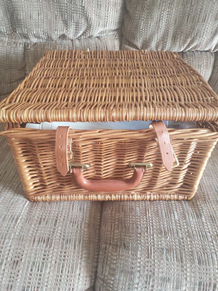 Optima Picnic Basket with Cutlery and Plates