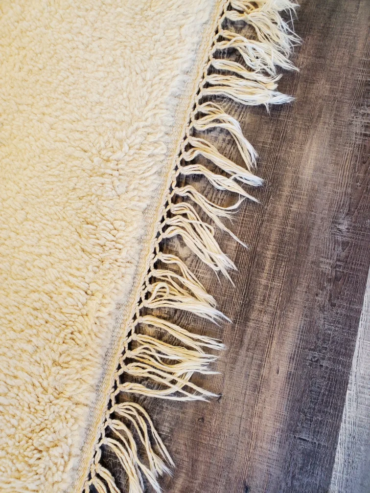 Cream-coloured Shaggy Rug with Fringe image indicator(2)