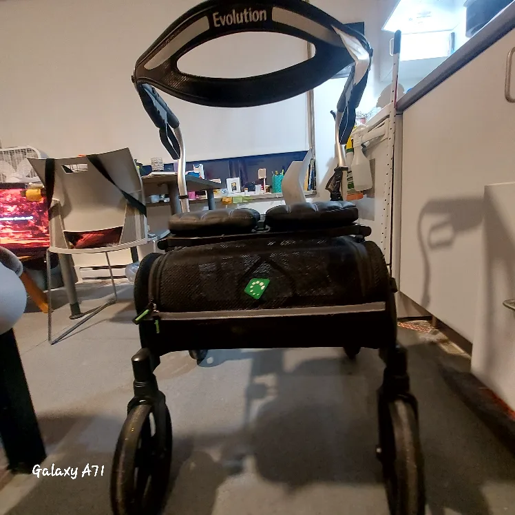 Walker-"Trillium Evolutionary-4 Wheeled Rollator Walker". image indicator(2)