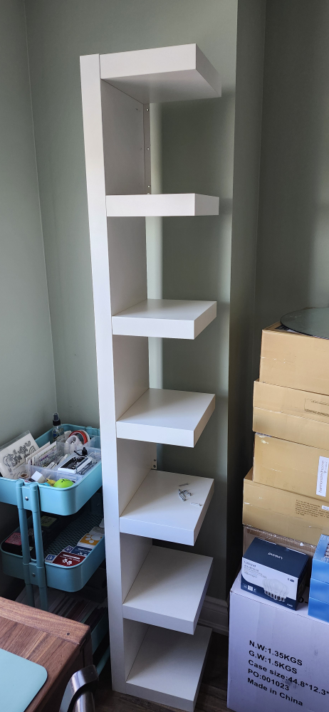 Corner bookshelf