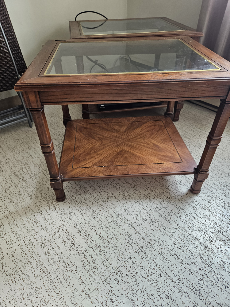 🧡 Pair of Vintage Wooden End Tables with Glass Tops - photo 2