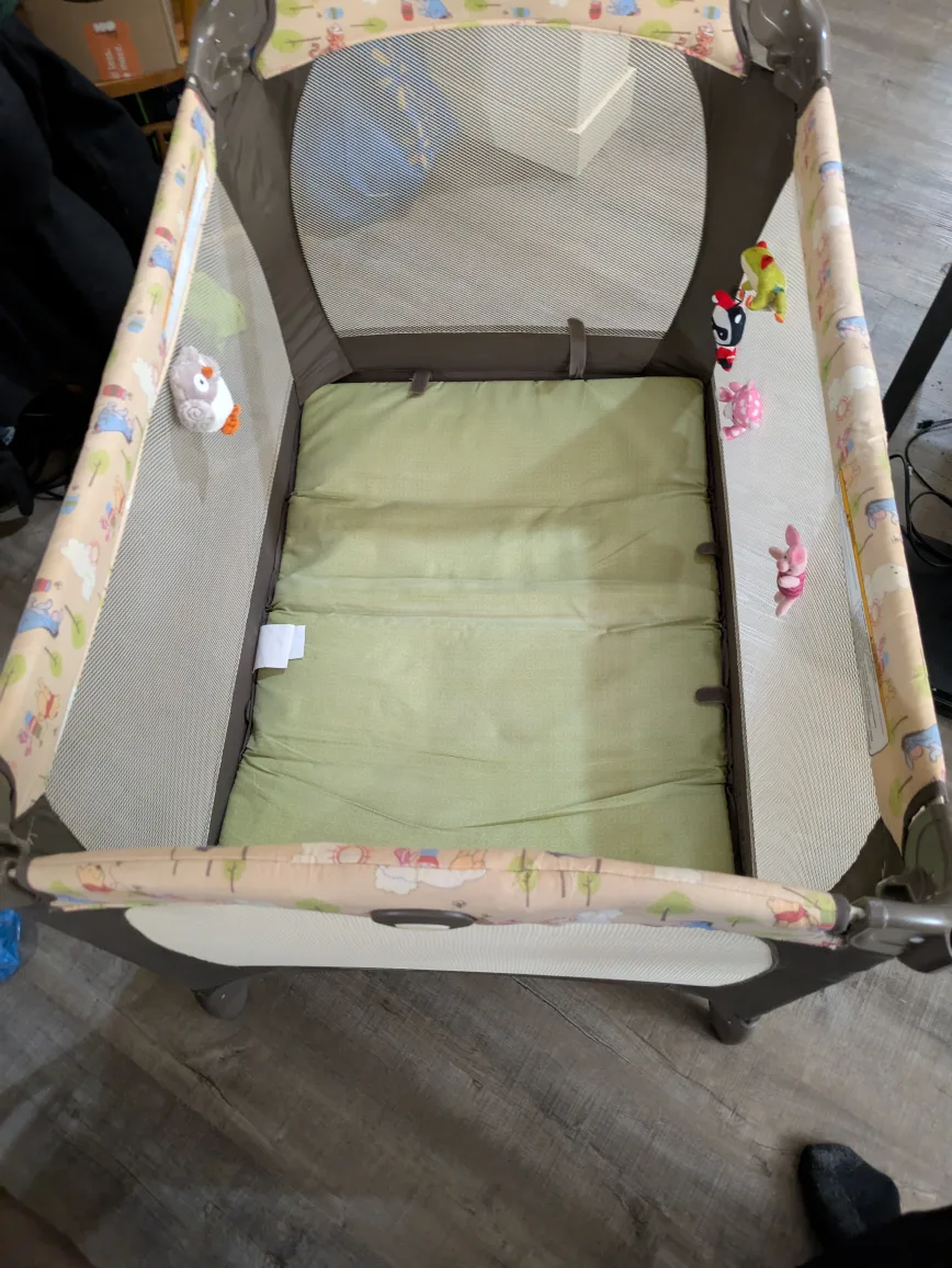 Graco Pack 'n Play Playard with Winnie the Pooh Design image indicator(2)