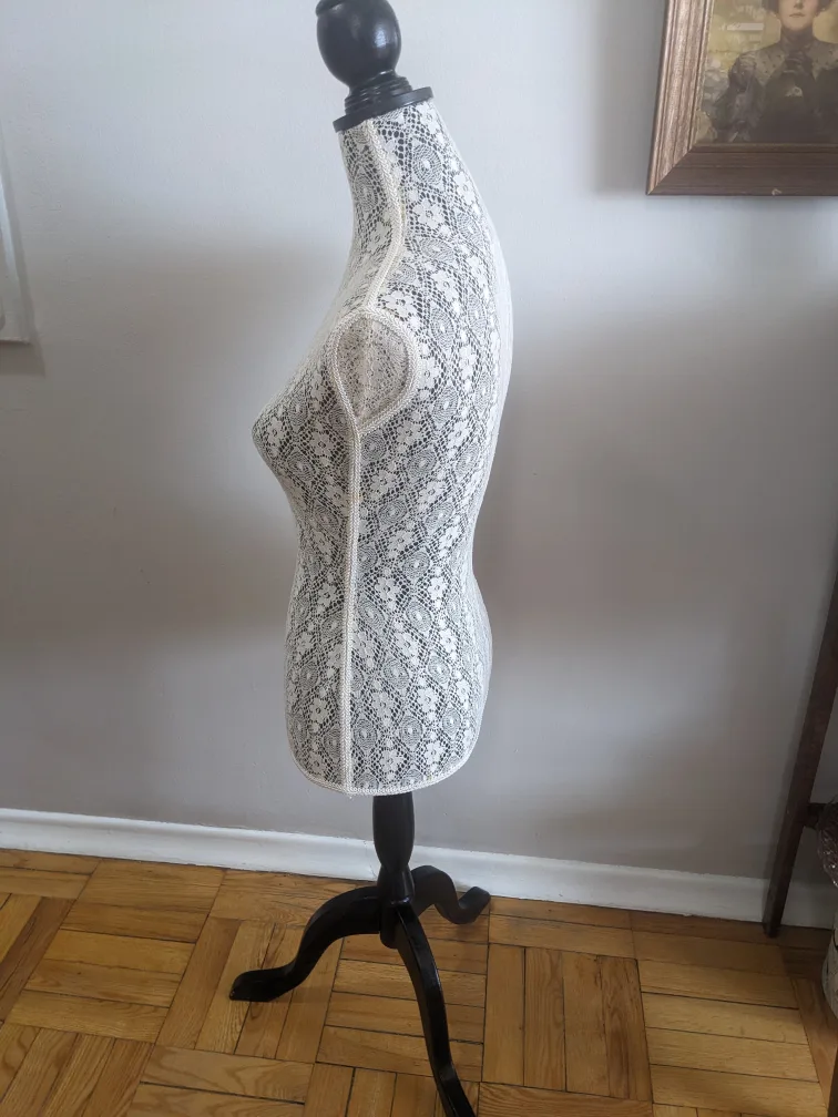 Lace-covered Female Dress Form Mannequin image indicator(2)
