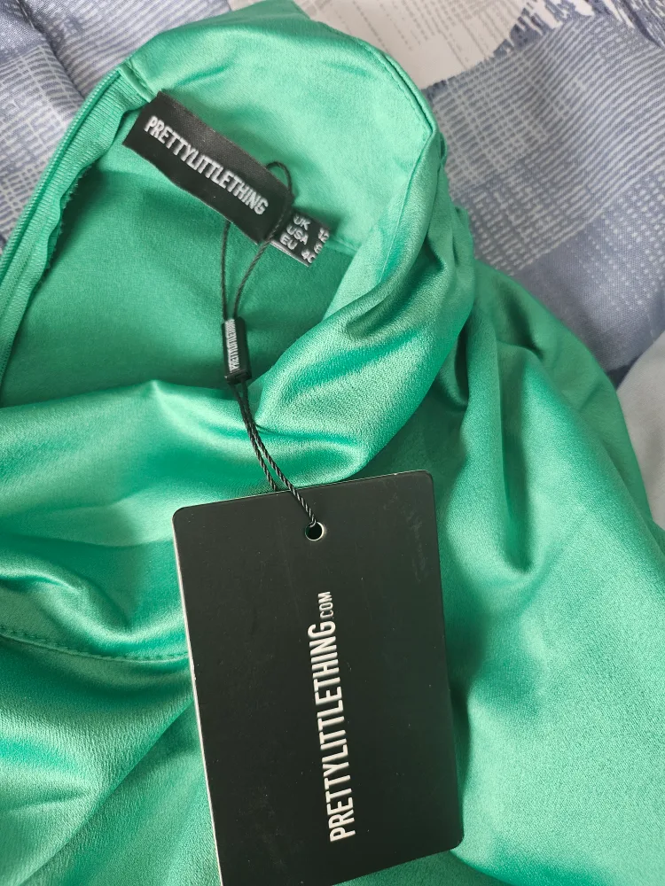 PrettyLittleThing Emerald Green Satin Midi Dress image indicator(4)