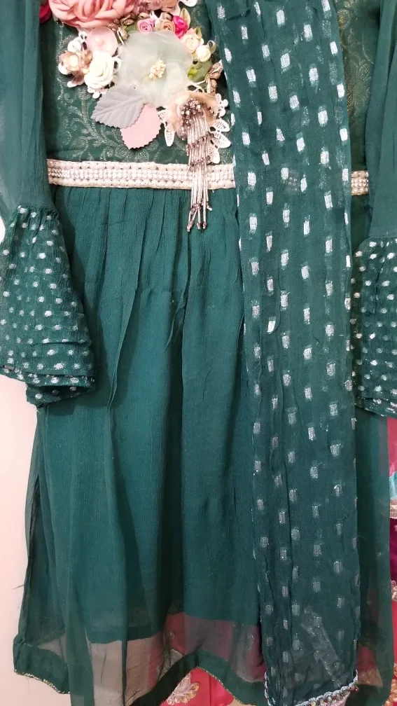 Girls' Emerald Green Shalwar Kameez with Floral Detailing image indicator(8)