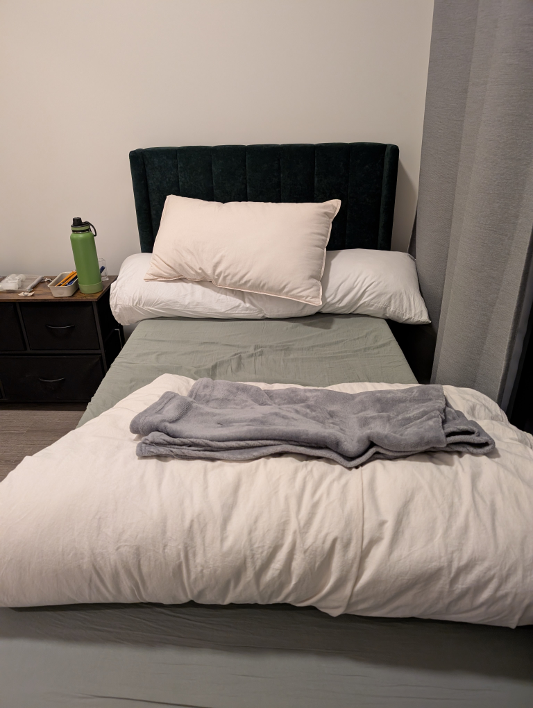 Yuhuhashi Dark Green Velvet Queen Twin Bed Frame