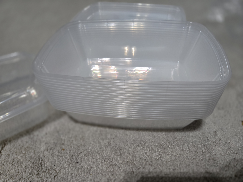 Plastic containers with lids - photo 4