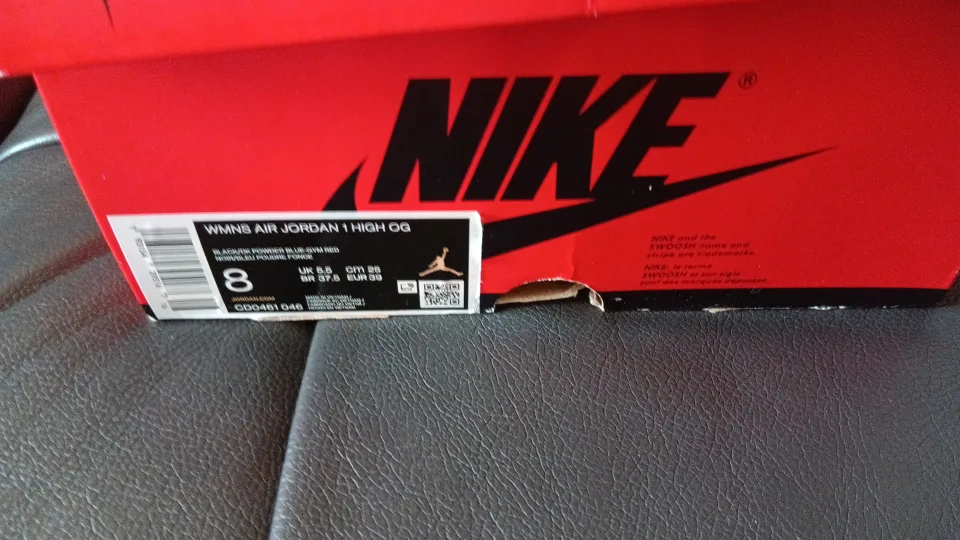 Women's Air Jordan 1 High OG Sneakers Size 8 image indicator(4)