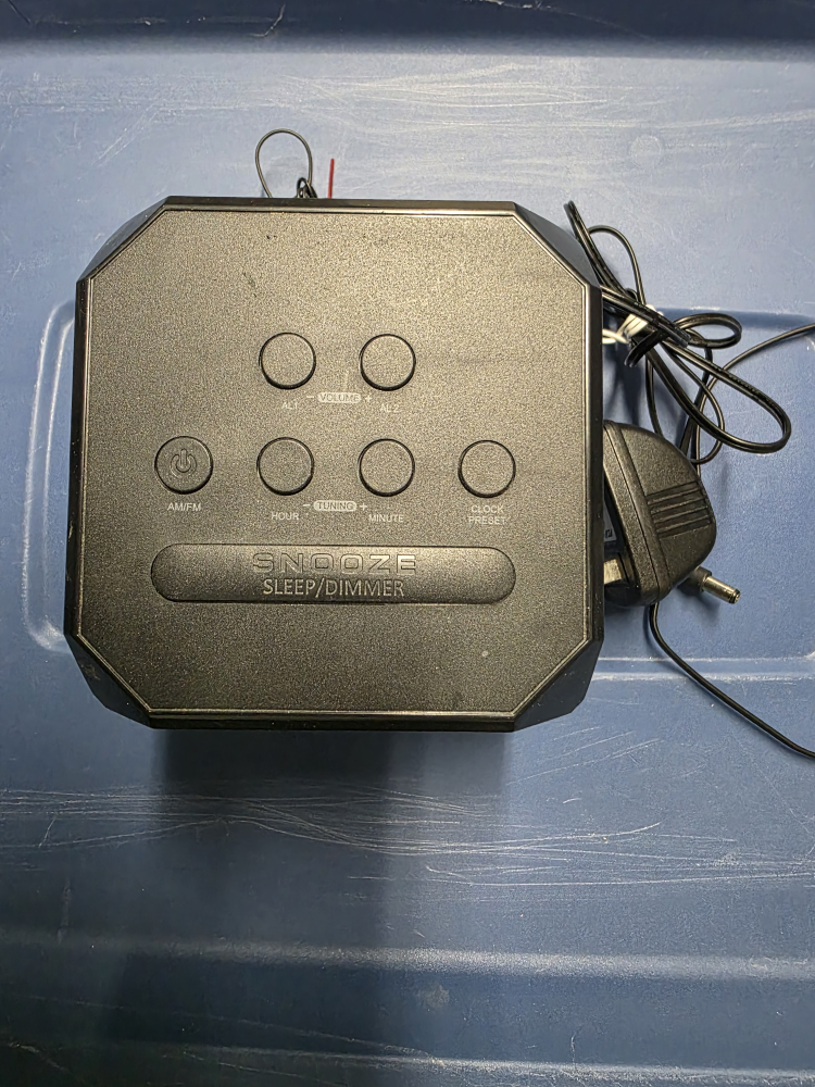 Sylvania Clock Radio with Snooze - photo 2