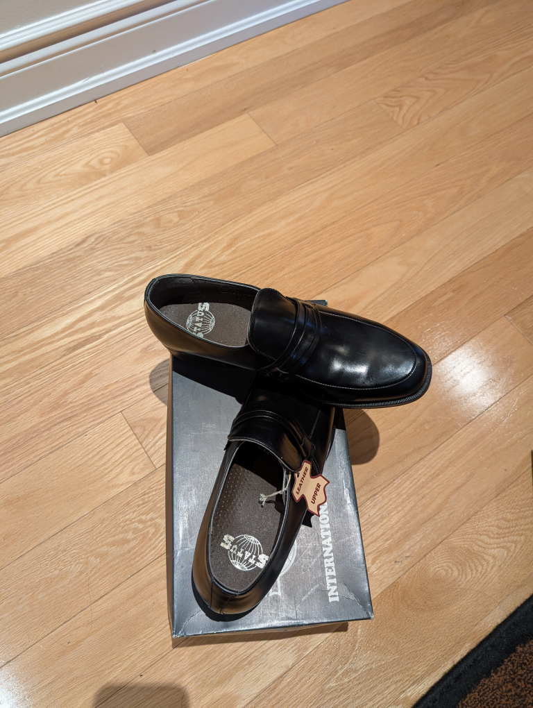 Men's Black Leather Status Loafers, Size 8 EEE