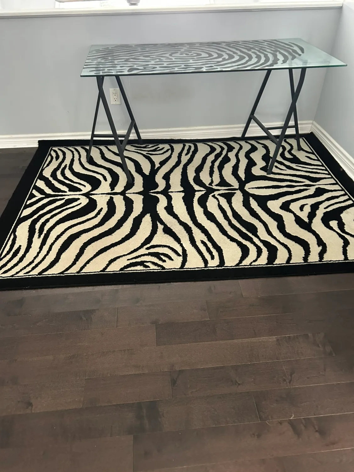 Table and Zebra Print Area Rug image indicator(3)