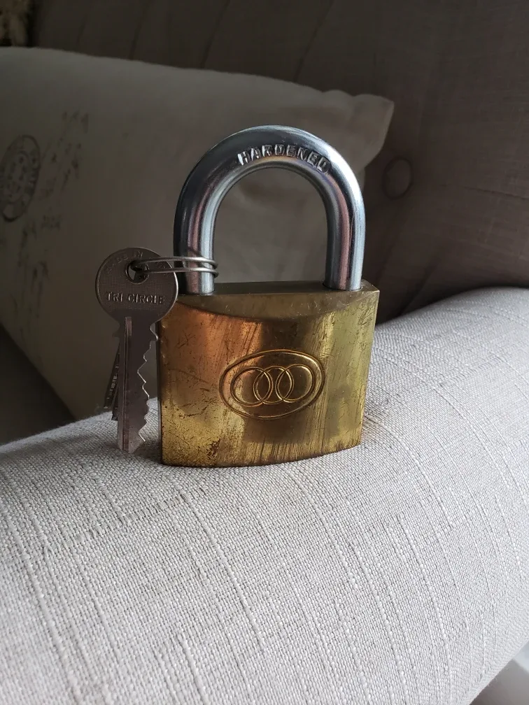Tri-Circle Padlock with Keys image indicator(2)