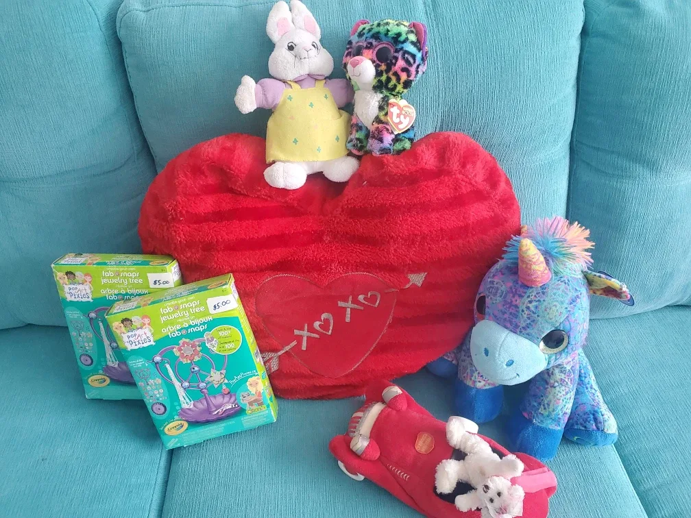 Heart-shaped Pillow/Stuffed Animals thumbnail