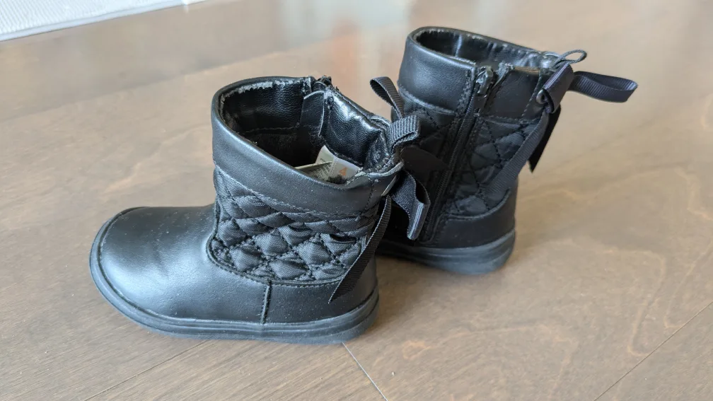 Joe fresh Baby Girl's Black Quilted Boots Size 4 image indicator(4)