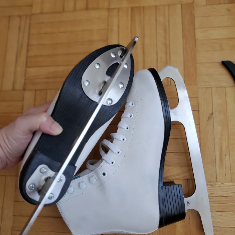 Vic Dream Figure Skates with Bag image indicator(6)