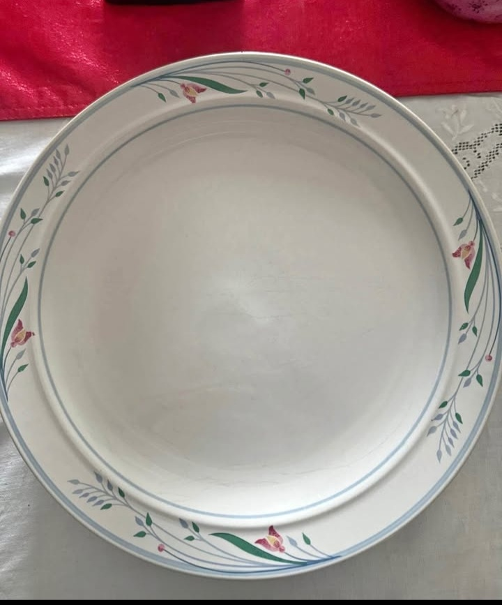 Sets of dinner plates.