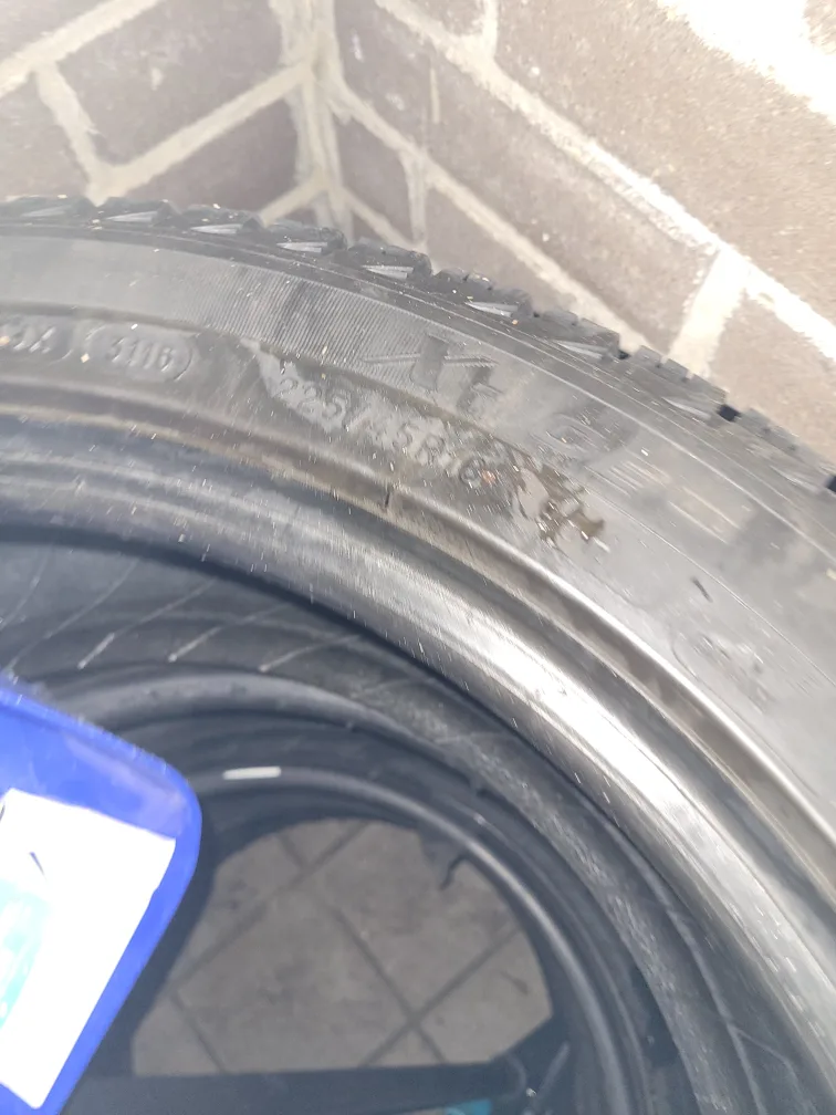 Michelin X-ICE x i3 225 45/R18 image indicator(7)