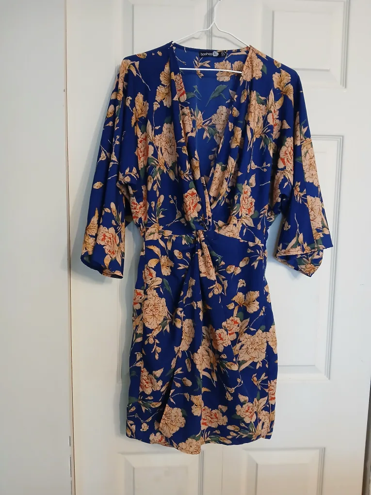 BOOHOO Tall Blue Floral Wrap Dress Size 6 image indicator(4)