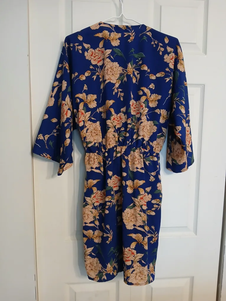 BOOHOO Tall Blue Floral Wrap Dress Size 6 image indicator(5)