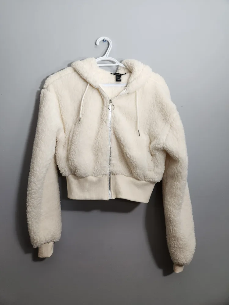 Cream-coloured cropped sherpa zip-up hoodie image indicator(2)