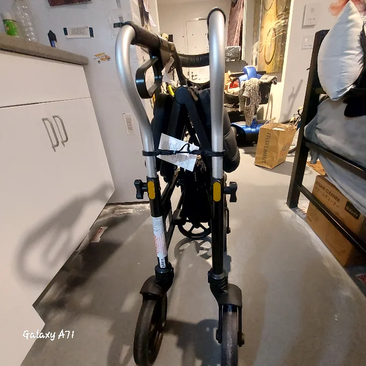 Walker-"Trillium Evolutionary-4 Wheeled Rollator Walker". image indicator(7)