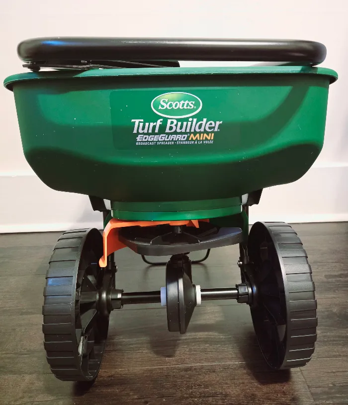 ⭐ NEW! ⭐ Scott's Turf Builder Broadcast Spreader thumbnail