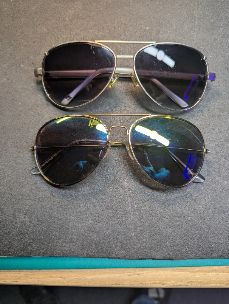 🥕Two pairs of aviator sunglasses and vintage Ray-Ban case image indicator(2)