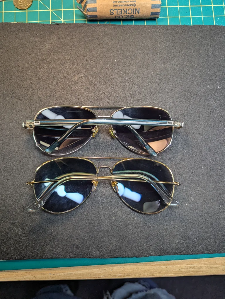 🥕Two pairs of aviator sunglasses and vintage Ray-Ban case image indicator(3)