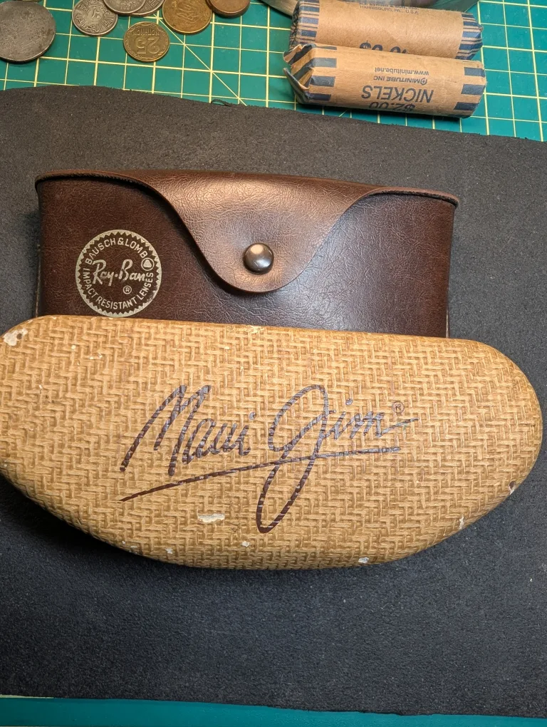 🥕Two pairs of aviator sunglasses and vintage Ray-Ban case image indicator(4)