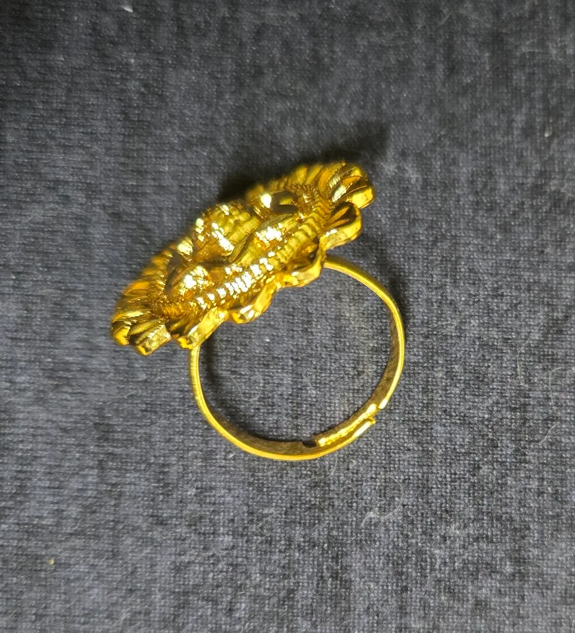 Golden jewellery jewelry set: necklace, bracelet, earrings, ring image indicator(9)