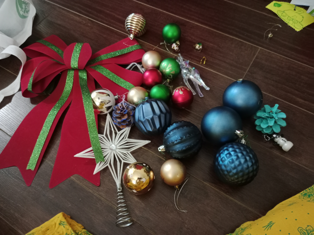4.5 ft Christmas tree - photo 2
