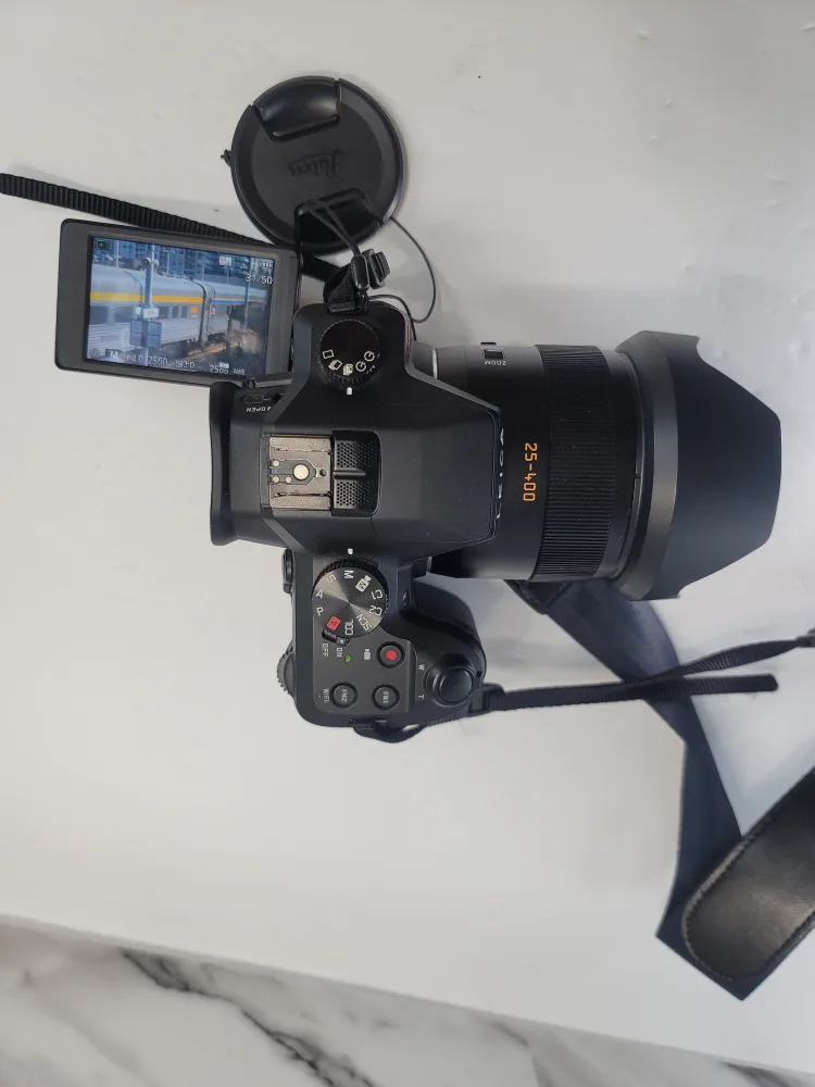 Leica V-Lux Typ 114 Digital Camera with Accessories image indicator(7)