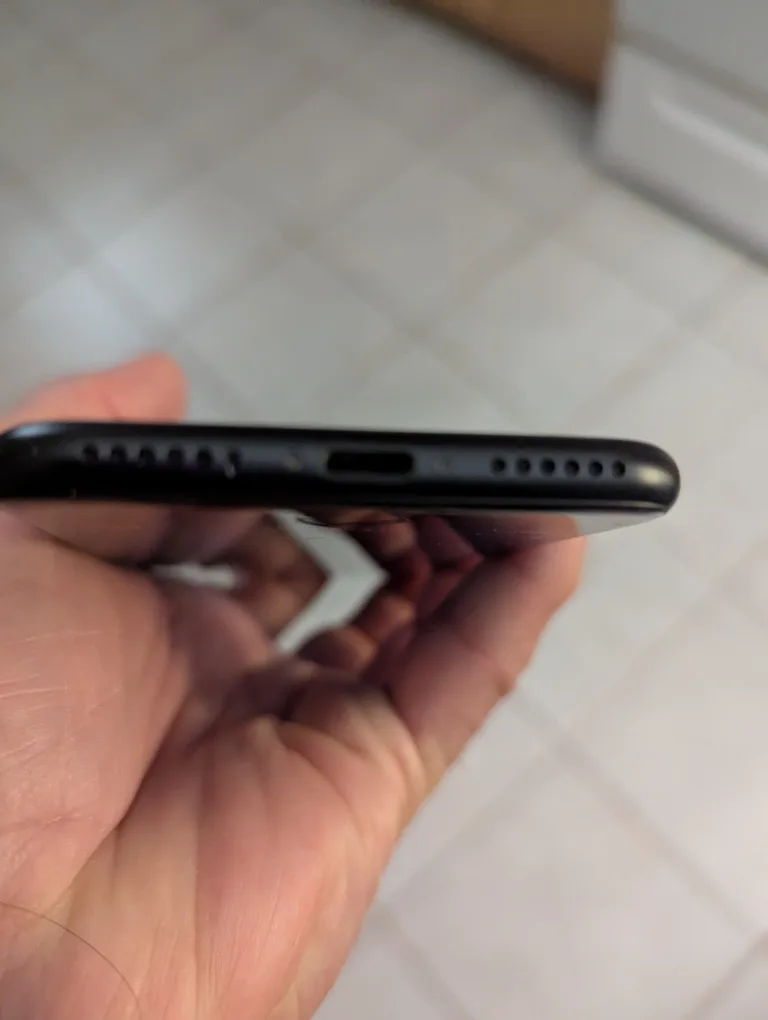 iPhone SE 2nd gen 64gb excellent condition image indicator(3)