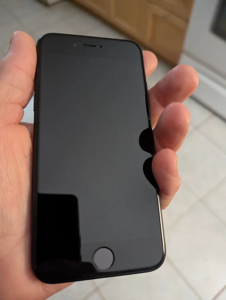 iPhone SE 2nd gen 64gb excellent condition image indicator(4)