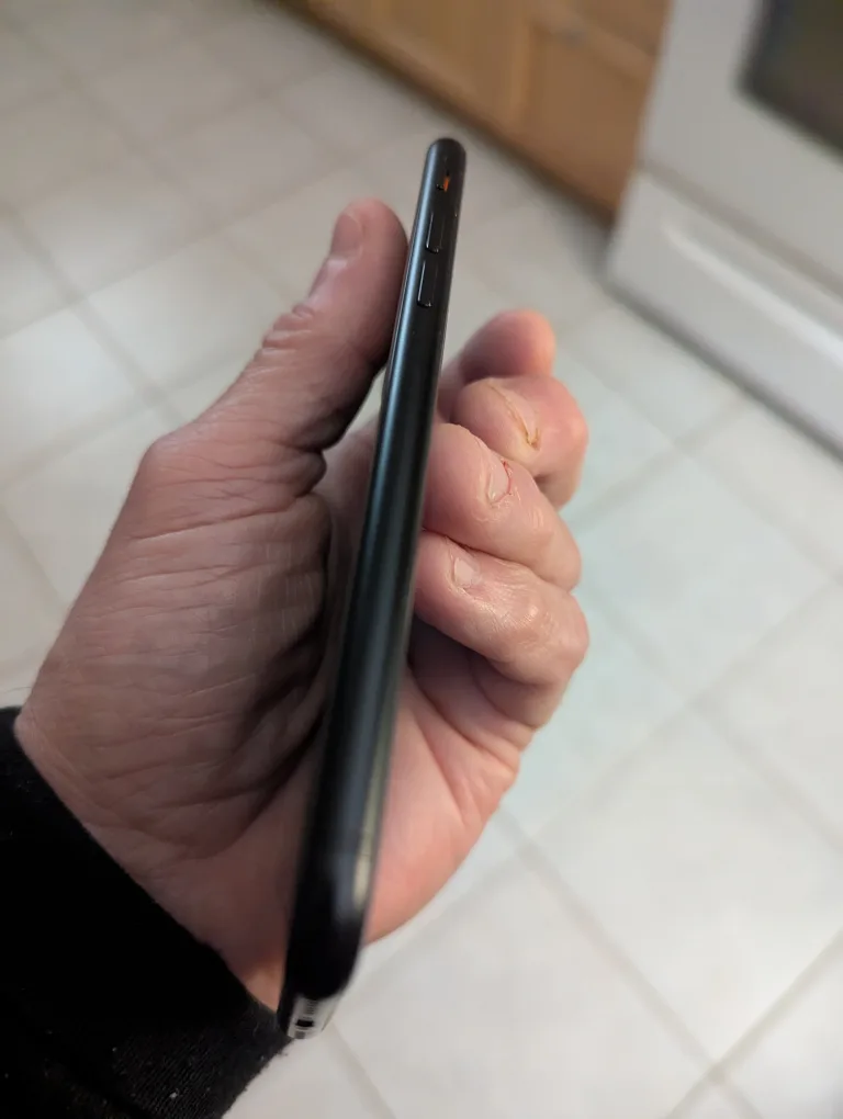 iPhone SE 2nd gen 64gb excellent condition image indicator(6)