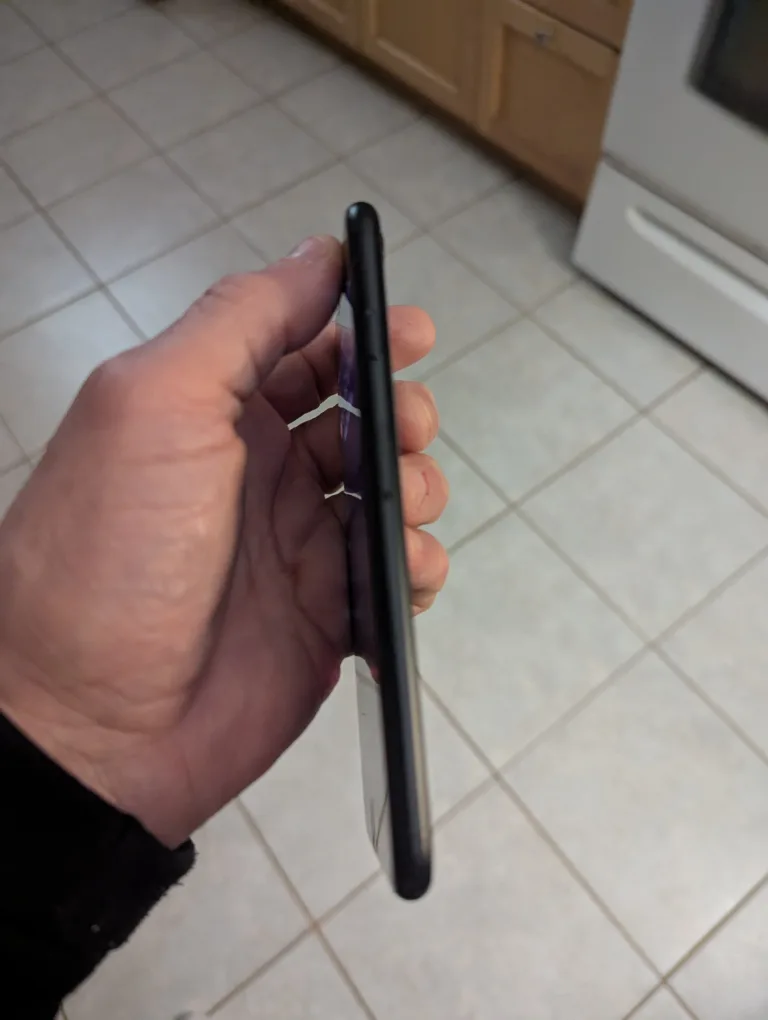 iPhone SE 2nd gen 64gb excellent condition image indicator(7)