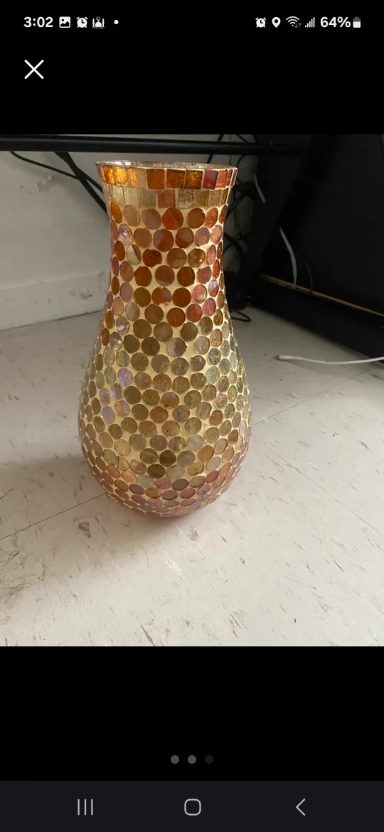 Two Decorative Glass Vases image indicator(3)