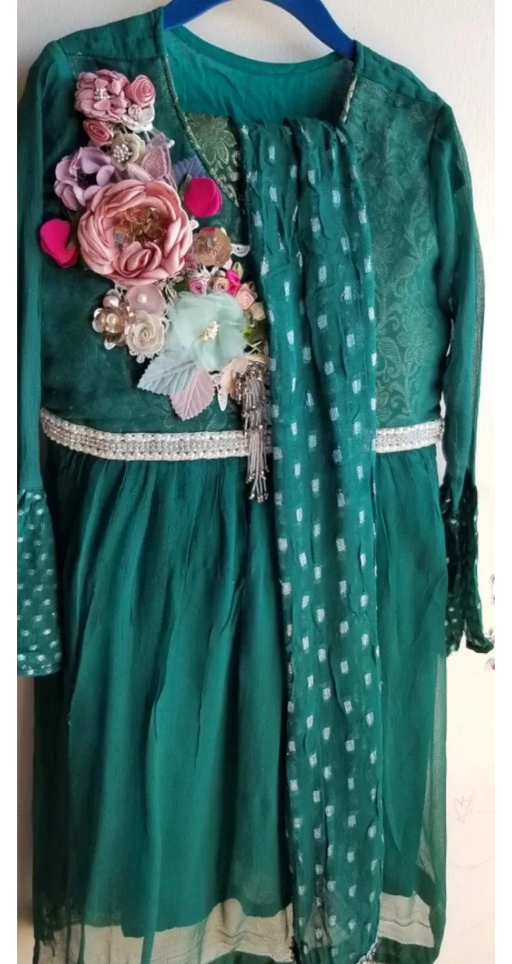 Girls' Emerald Green Shalwar Kameez with Floral Detailing image indicator(9)