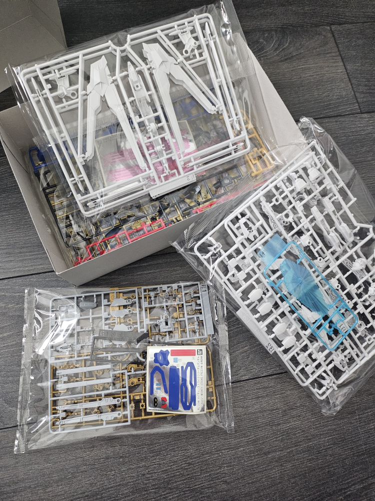 <NEW> HG Cosmic Era Mighty Strike Freedom Gundam Model Kit - photo 3
