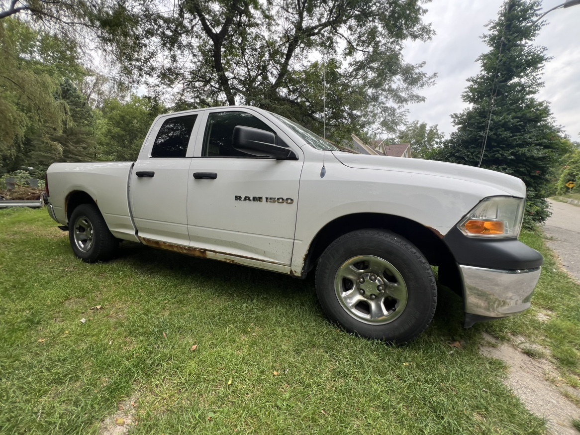 2011 Ram 1500 4x4 Quad Cab Truck - photo 2