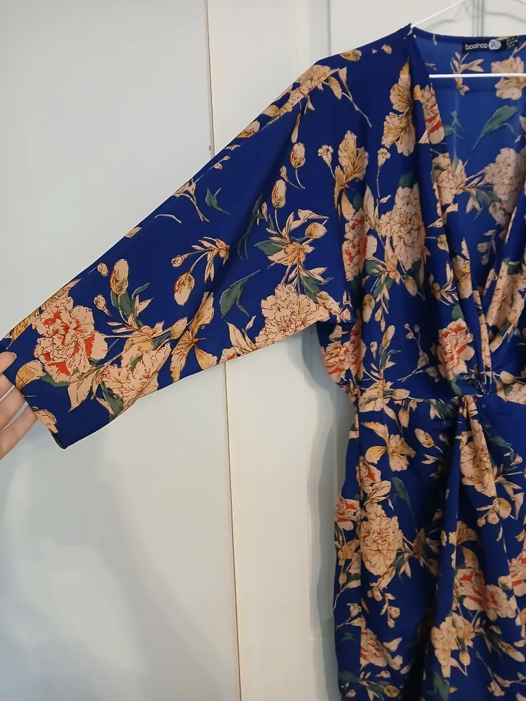BOOHOO Tall Blue Floral Wrap Dress Size 6 image indicator(7)