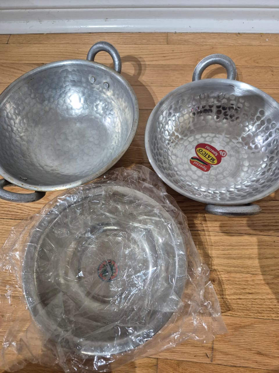 Three Metal Cooking Pots and Three Plastic Strainers.💚