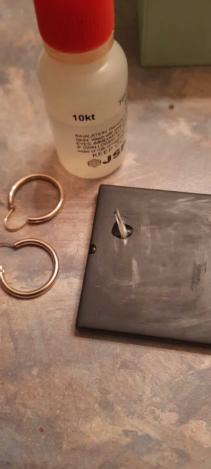 10K Gold Hoop Earrings image indicator(2)