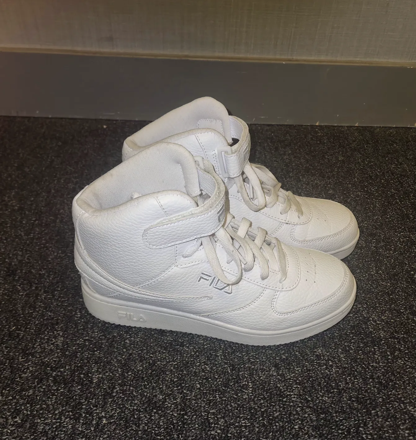 Fila Women's White High-Top Sneakers - Size 7 1/2 image indicator(2)
